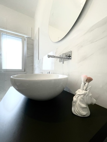 Bagno in stile minimal di 6 di Urbanastudio