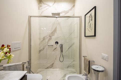 Bagno in stile moderno di 5 di Roberta Ballo Architetto