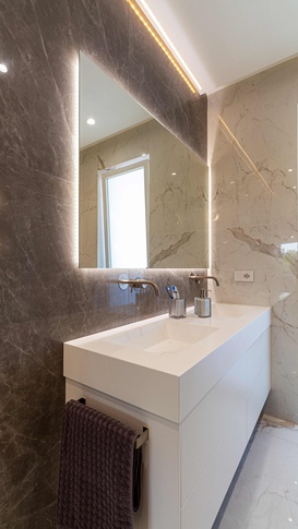 Bagno in stile moderno di 10 di 4rch gruppo di architettura