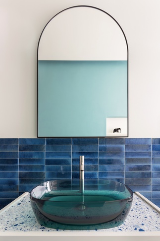 Bagno in stile minimal di 5 di Hop!Arch