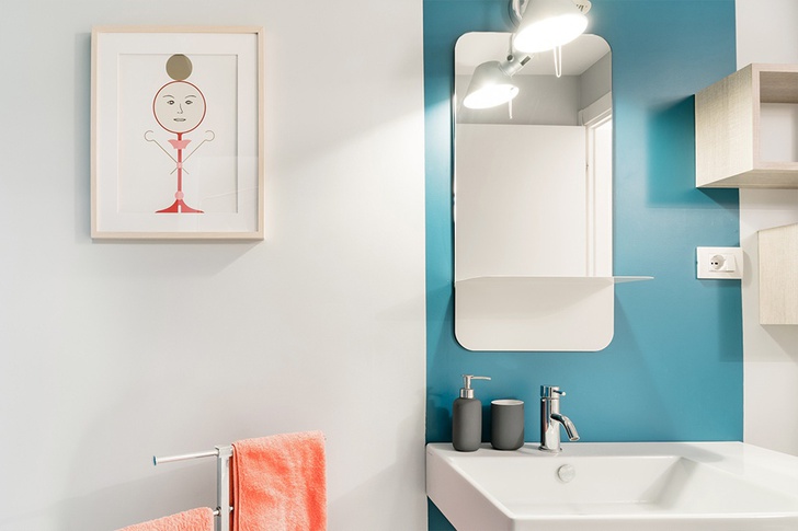 Bagno in stile contemporaneo di 6 di Re-Built Studio