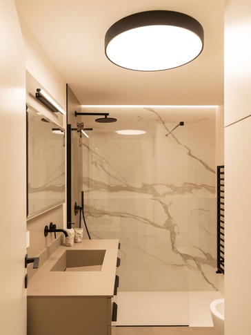 Bagno in stile moderno di 5 di Davide Gratteri Architetto