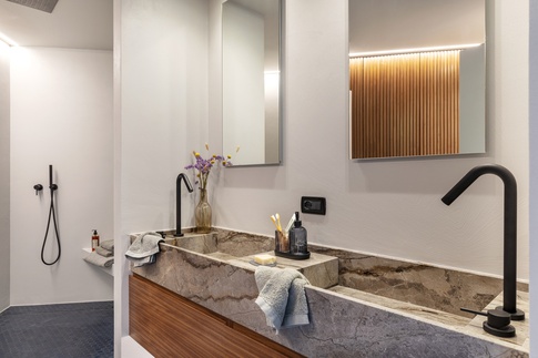 Bagno in stile contemporaneo di 6 di Chantal Forzatti architetto