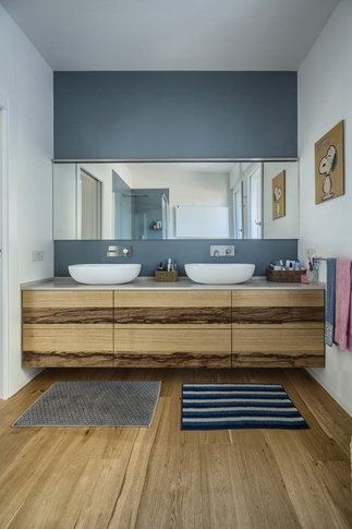 Bagno in stile contemporaneo di 8 di Studio Pinelli