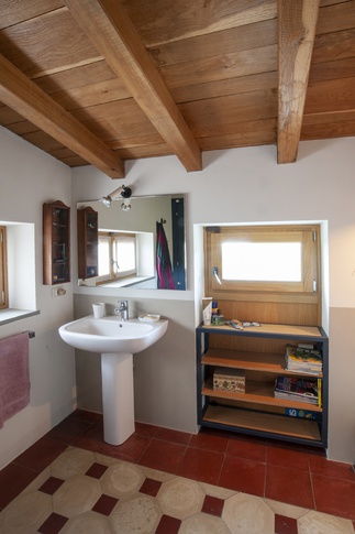 Bagno in stile moderno di 4 di studioariamilano