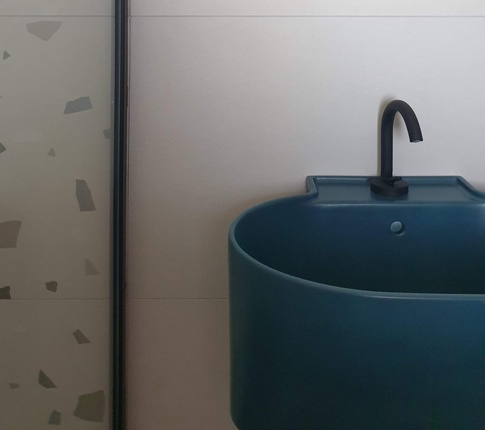 Bagno in stile contemporaneo di 6 di ValentinaZoccoArchitetto