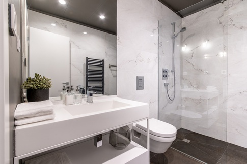 Bagno in stile contemporaneo di 5 di Architetto Eros Di Prima