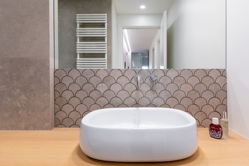 Bagno in stile moderno di 7 di Archifacturing - Sara Cimarelli & Giorgio Opolka architetti