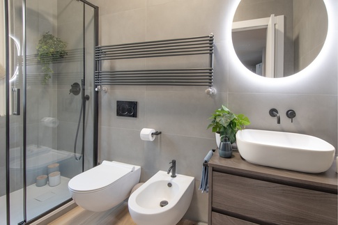 Bagno in stile contemporaneo di 5 di architetto Caterina Martini