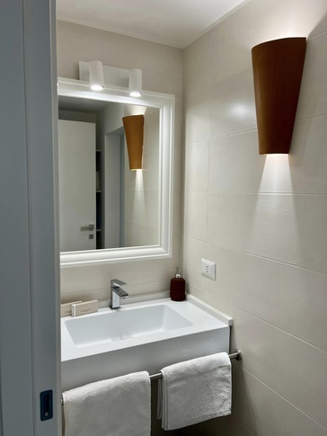 Bagno in stile mediterraneo di 8 di Fiorenzo D'Onofrio Architetto