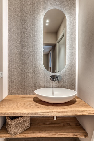 Bagno di Servizio in stile coloniale di 3 di MOB Architects