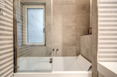 Bagno in stile contemporaneo di 4 di MOB Architects