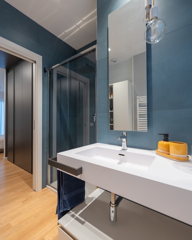 Bagno in stile contemporaneo di 5 di Annalisa Carli Architetto