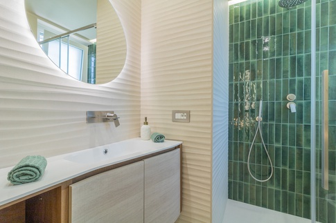 Bagno di Servizio in stile moderno di 4 di Maria Cristina Orsi Architetto