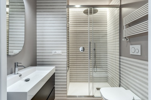 Bagno in stile contemporaneo di 4 di MOB Architects