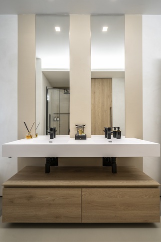 Bagno in stile moderno di 7 di L2 architecture + interior design