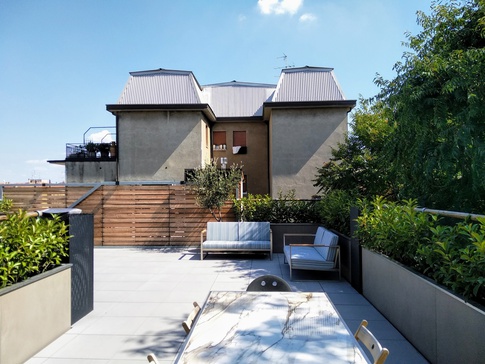 Terrazza in stile contemporaneo di 90 di Studio Pinelli