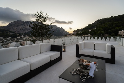 Terrazza in stile classico di 300 di Marino Casini fotografia