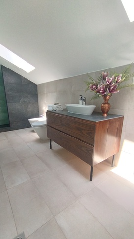 Bagno in stile eclettico di 10 di Atelier Roes