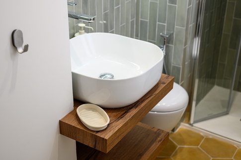 Bagno in stile minimal di 3 di Studio Signò