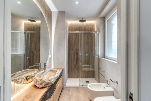 Bagno in stile coloniale di 6 di MOB Architects