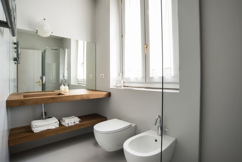 Bagno in stile contemporaneo di 4 di L2 Architettura