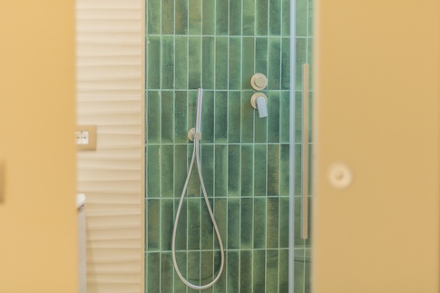 Bagno di Servizio in stile moderno di 4 di Maria Cristina Orsi Architetto