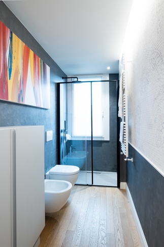 Bagno in stile moderno di 7 di Bossi Vigorito Building Interior