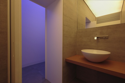 Bagno in stile contemporaneo di 6 di Paolo Basco Architetto