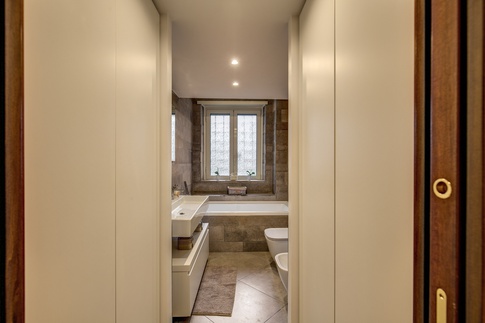 Bagno in stile contemporaneo di 5 di MOB Architects