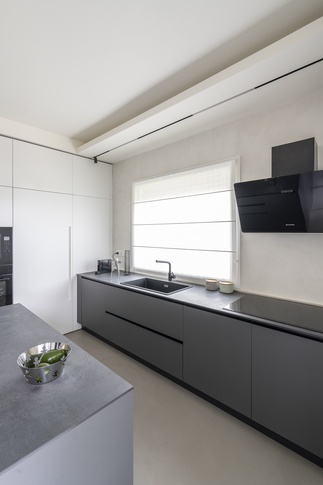 Cucina in stile moderno di 16 di L2 architecture + interior design