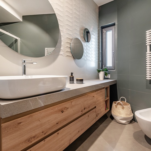 Bagno in stile contemporaneo di 9 di Studio Tandem Architetti