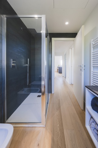 Bagno in stile contemporaneo di 5 di Annalisa Carli Architetto