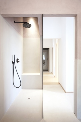 Bagno in stile contemporaneo di 8 di Cavejastudio Architetti