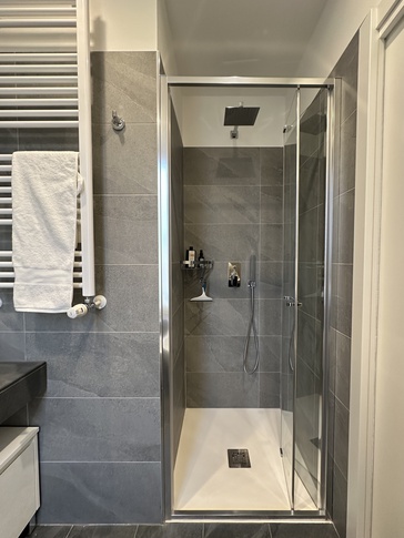 Bagno in stile moderno di 4 di Mir Group