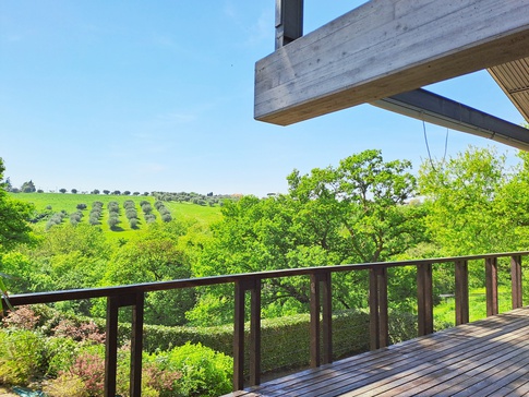 Terrazza in stile moderno di 48 di Domus Dreams