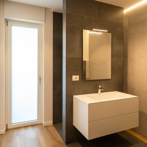 Bagno in stile moderno di 1 di MeS Studio 327