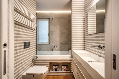 Bagno in stile contemporaneo di 4 di MOB Architects