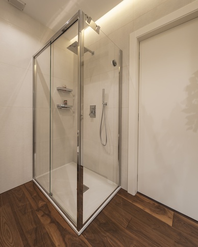 Bagno in stile contemporaneo di 6 di Annalisa Carli Architetto