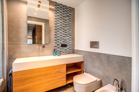 Bagno in stile contemporaneo di 5 di MOB Architects