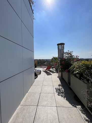 Terrazza in stile moderno di 60 di Grigiomateria