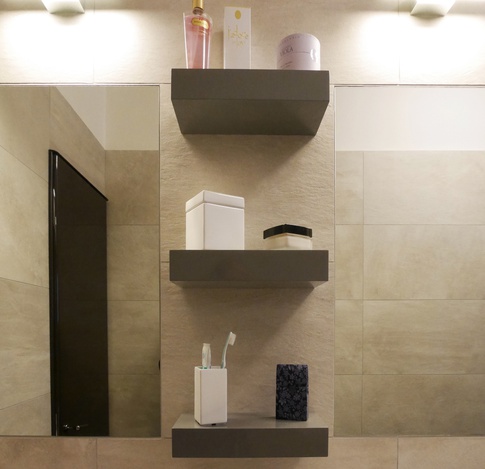 Bagno in stile contemporaneo di 6 di architetto Caterina Martini