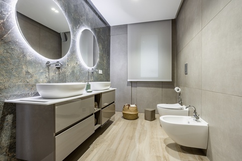 Bagno in stile contemporaneo di 5 di Studio progettazione  Giacomo Frecciarulo