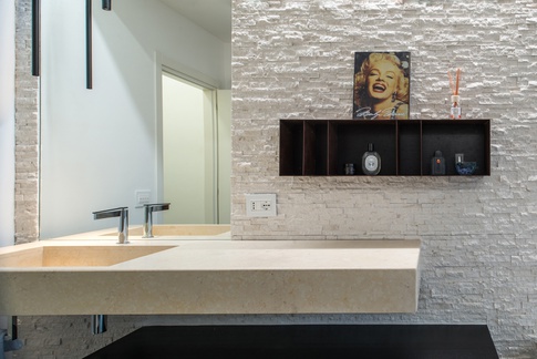 Bagno in stile moderno di 9 di L2 architecture + interior design