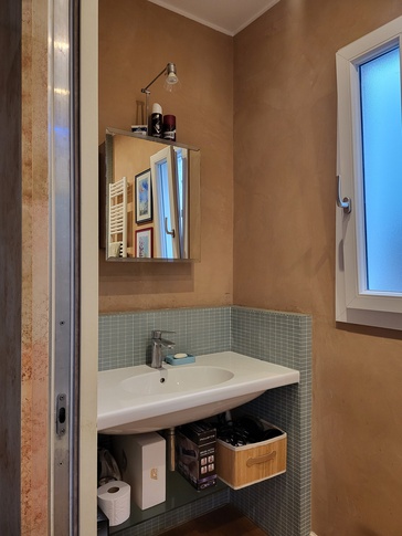 Bagno in stile moderno di 4 di Domus Dreams