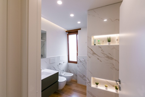 Bagno in stile moderno di 5 di Nuccia Coschignano architetto