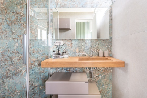 Bagno in stile contemporaneo di 5 di Studio Nakse