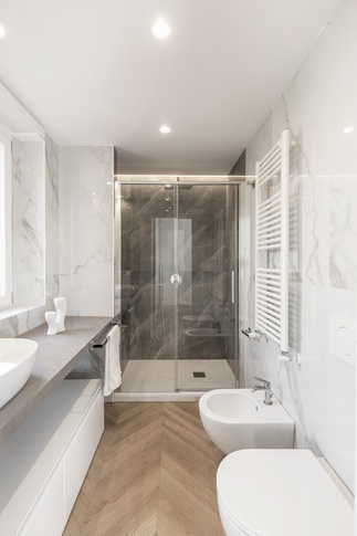 Bagno in stile contemporaneo di 10 di Alessandra Avagnano Architetto