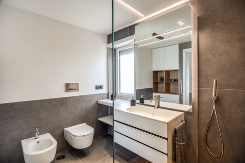 Bagno in stile contemporaneo di 5 di MOB Architects