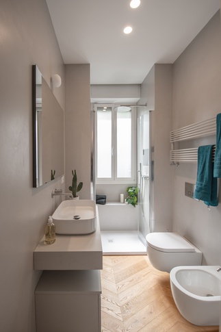 Bagno in stile contemporaneo di 5 di architetto Caterina Martini